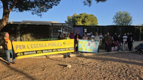 Concentraci&oacute;n del AMPA de la escuela infantil &lsquo;Alborada&rsquo; de Elche y de la Plataforma per l&rsquo;Ensenyament Public 
