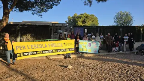 Concentración del AMPA de la escuela infantil ‘Alborada’ de Elche y de la Plataforma per l’Ensenyament Public Concentración del AMPA de la escuela infantil ‘Alborada’ de Elche y de la Plataforma per l’Ensenyament Public