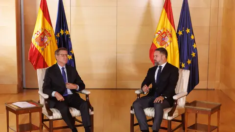 Alberto Núñez Feijóo (izq), líder del PP, junto a Santiago Abascal, su homólogo en Vox