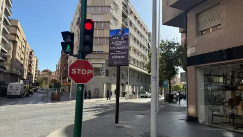 Una de las pantallas LED instaladas por el Ayuntamiento de Elche en la vía pública. Una de las pantallas LED instaladas por el Ayuntamiento de Elche en la vía pública.