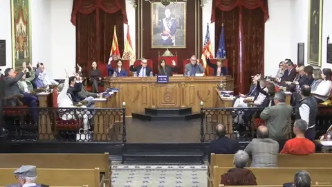 Momento de la votación en el pleno municipal de Elche en la sesión extraordinaria de condena al yihadismo. Momento de la votación en el pleno municipal de Elche en la sesión extraordinaria de condena al yihadismo.