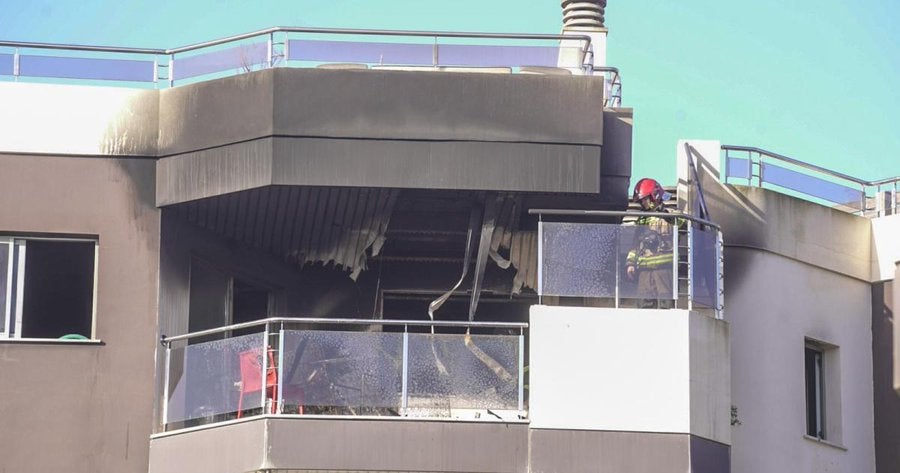 Un brutal incendio deja un herido crítico y 40 evacuados en Santa Eulària Un brutal incendio deja un herido crítico y 40 evacuados en Santa Eulària