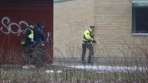 Policías desplegados en la escuela Risbergska, en la localidad de Orebro (Suecia) Policías desplegados en la escuela Risbergska, en la localidad de Orebro (Suecia)