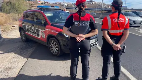 Imagen de dos agentes de la Policía Autonómica de Canarias Imagen de dos agentes de la Policía Autonómica de Canarias