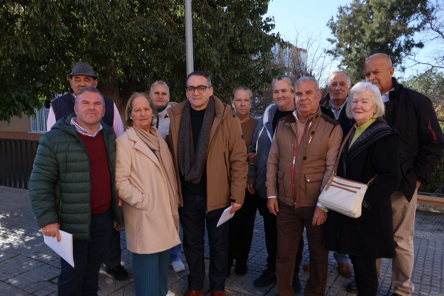 Vecinos de la barriada de El Arenal reclaman a la Junta de Andalucía fondos para colocar ascensores en sus bloques Vecinos de la barriada de El Arenal reclaman a la Junta de Andalucía fondos para colocar ascensores en sus bloques