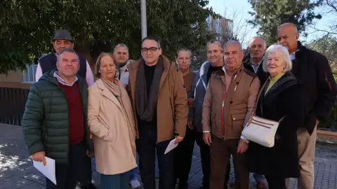 Vecinos de la zona con representantes del Ayuntamiento de Chiclana Vecinos de la zona con representantes del Ayuntamiento de Chiclana