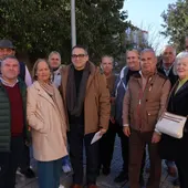 Vecinos de la zona con representantes del Ayuntamiento de Chiclana Vecinos de la zona con representantes del Ayuntamiento de Chiclana