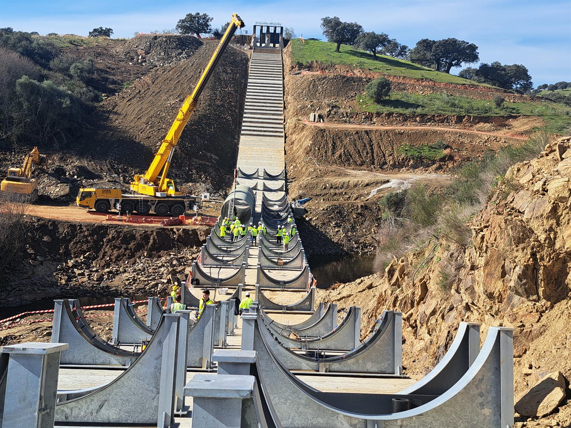 La CHT ejecuta la obra de emergencia para demolición y reconstrucción de tubos del Sifón del Bronco en el río Alagón La CHT ejecuta la obra de emergencia para demolición y reconstrucción de tubos del Sifón del Bronco en el río Alagón