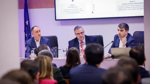 Juan Antonio Bombín (CaixaBank), Izquierdo y Pinheiro, durante el acto en CEOE Juan Antonio Bombín (CaixaBank), Izquierdo y Pinheiro, durante el acto en CEOE