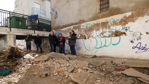 Miguel Polo, Pilar Bernabé y la alcaldesa de Alginet, Elia Ferrer en uno de los barrancos de la ciudad Miguel Polo, Pilar Bernabé y la alcaldesa de Alginet, Elia Ferrer en uno de los barrancos de la ciudad