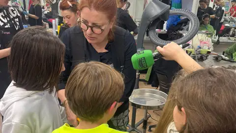 Jugamos a ser peluqueros y maquilladores con Irene Ramírez Jugamos a ser peluqueros y maquilladores con Irene Ramírez