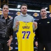 Los Lakers presentan a Doncic con el '77' oro y púrpurA Los Lakers presentan a Doncic con el '77' oro y púrpurA