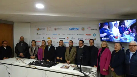 Los hosteleros y las autoridades locales, durante la inauguración de la nueva sede de Ashiovi. Los hosteleros y las autoridades locales, durante la inauguración de la nueva sede de Ashiovi.