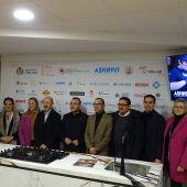 Los hosteleros y las autoridades locales, durante la inauguración de la nueva sede de Ashiovi. 