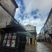 El quiosco de o Toural es "un inoco" y un "faro cultural" que permanece cerrado en la rúa Nova a la espera de una función para la ciudad, señala la oposición en Raxoi 