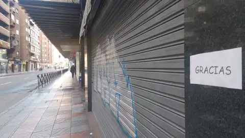 El Bar Lord da las 'gracias' y baja la trapa tras más de medio siglo en Padre Isla El Bar Lord da las 'gracias' y baja la trapa tras más de medio siglo en Padre Isla
