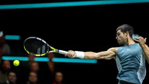 Alcaraz supera su debut en Rotterdam con apuros Alcaraz supera su debut en Rotterdam con apuros