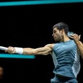 Alcaraz supera su debut en Rotterdam con apuros