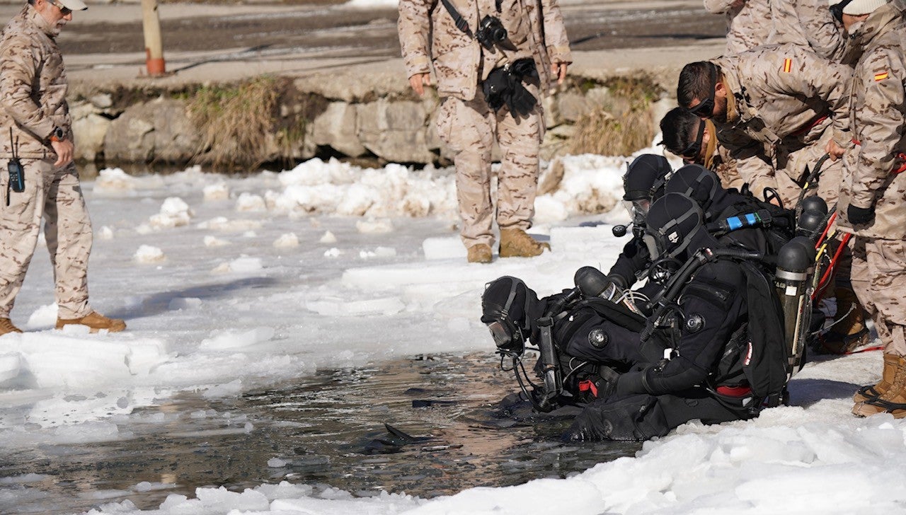 Buzos de la armada se forman en el balneario de Panticosa Buzos de la armada se forman en el balneario de Panticosa
