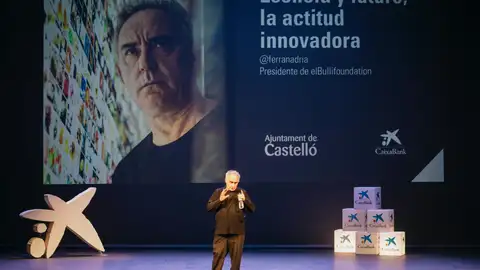 Ferran Adrià reúne en el Teatro Principal a más de 500 personas para hablar sobre innovación gastronómica Ferran Adrià reúne en el Teatro Principal a más de 500 personas para hablar sobre innovación gastronómica