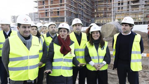 La Ministra de Vivienda, a la izquierda de la alcaldesa, en Xux&aacute;n