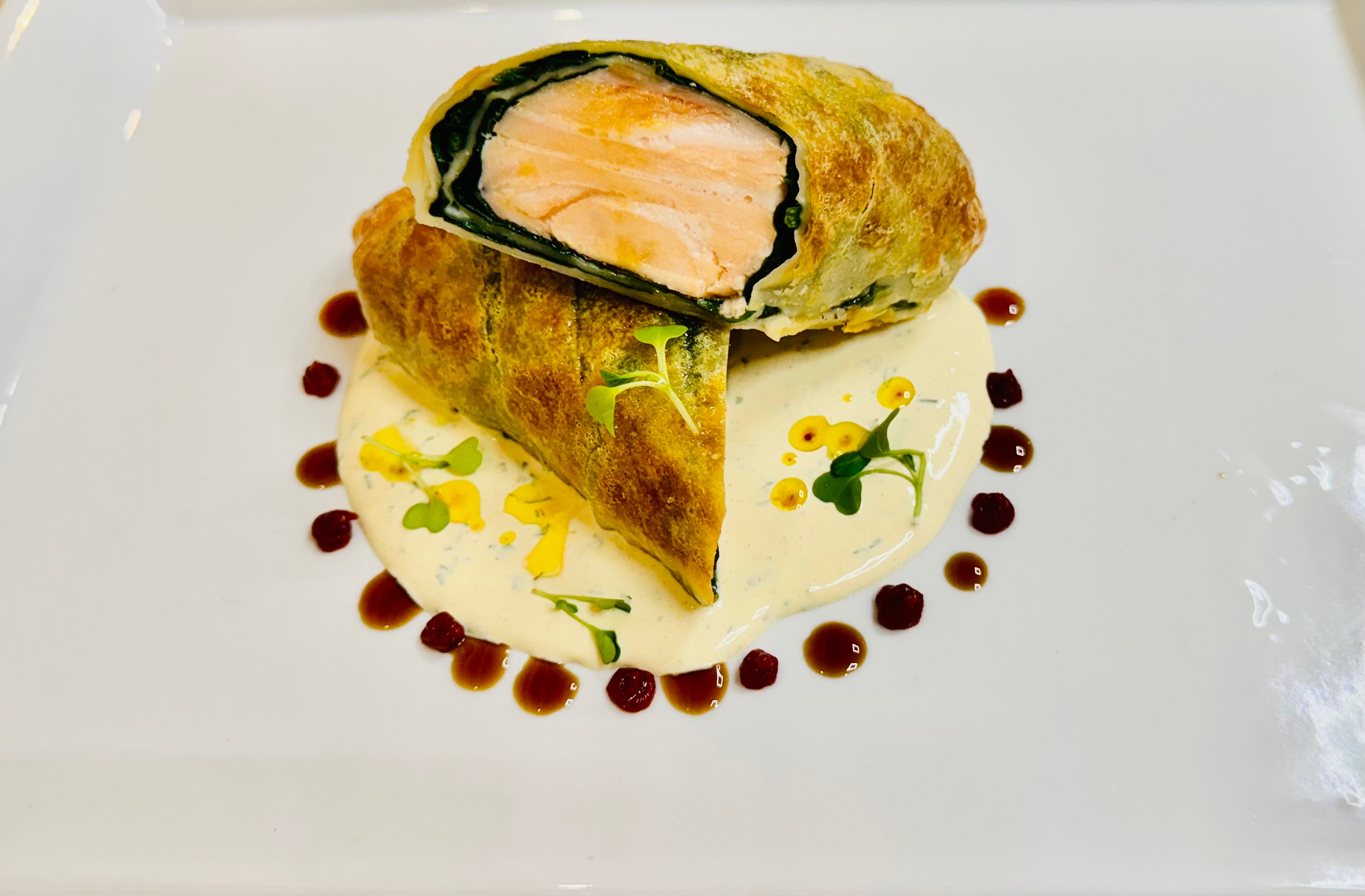 Salmón hojaldrado con salsa bernesa, reducción de sake y tomate Salmón hojaldrado con salsa bernesa, reducción de sake y tomate