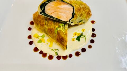salm&oacute;n hojaldrado con salsa bernesa, reducci&oacute;n de sake y tomate.