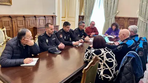 Gobierno local de Santiago, Policia Nacional y Local y vecinos acuerdan incrementar la vigilancia policial ante el incremento de drogodependencias Gobierno local de Santiago, Policia Nacional y Local y vecinos acuerdan incrementar la vigilancia policial ante el incremento de drogodependencias
