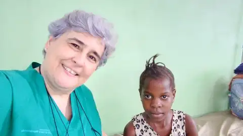 Ana Gutiérrez junto a una paciente en el hospital de Kinshasa Ana Gutiérrez junto a una paciente en el hospital de Kinshasa
