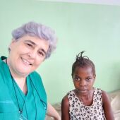 Ana Gutiérrez junto a una paciente en el hospital de Kinshasa