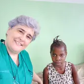 Ana Gutiérrez junto a una paciente en el hospital de Kinshasa Ana Gutiérrez junto a una paciente en el hospital de Kinshasa
