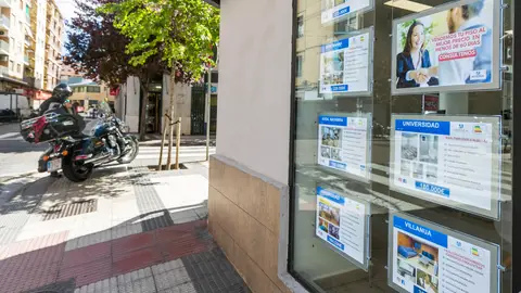 Anuncios en una inmobiliaria, en una imagen de archivo. Anuncios en una inmobiliaria, en una imagen de archivo.