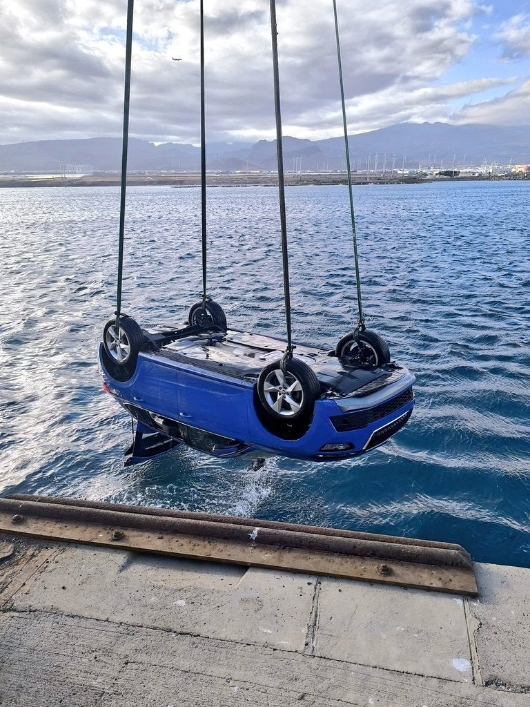Se olvida de poner el freno de mano y su coche acaba en el fondo del mar en Gran Canaria Se olvida de poner el freno de mano y su coche acaba en el fondo del mar en Gran Canaria