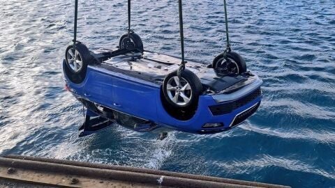 Olvida poner el freno de mano y su coche acaba en el fondo del Puerto de Arinaga, Gran Canaria | 1