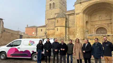 La Junta anuncia en Santoyo la puesta en marcha cinco aulas móviles para la formación en competencias digitales en el medio rural .