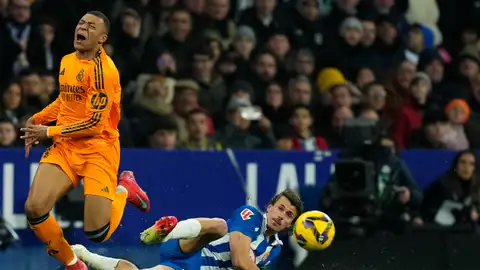 Kylian Mbappé cae derribado durante el encuentro ante el Espanyol. Kylian Mbappé cae derribado durante el encuentro ante el Espanyol.