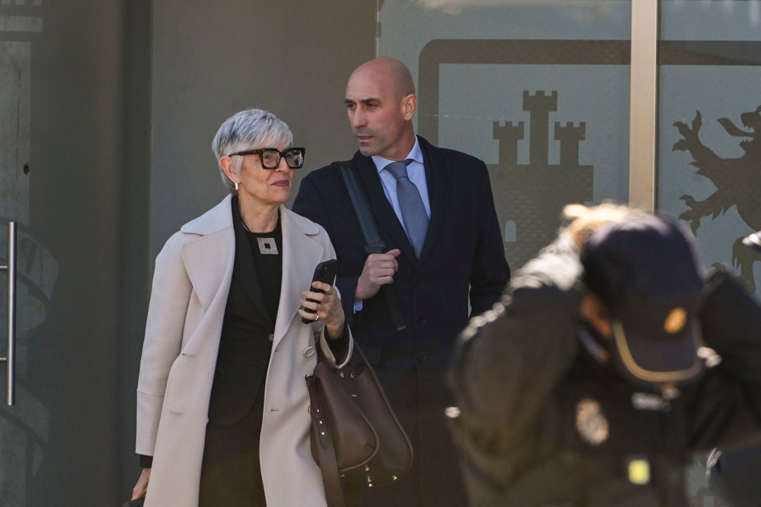 Rubiales renuncia a que sus hijas testifiquen en el juicio por el beso a Jenni Hermoso Rubiales renuncia a que sus hijas testifiquen en el juicio por el beso a Jenni Hermoso