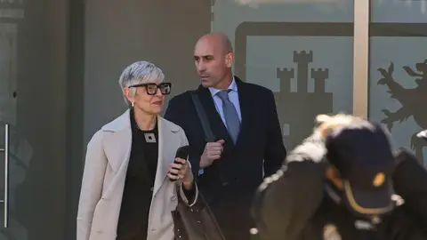 El expresidente de la RFEF Luis Rubiales, a su salida este martes de la Audiencia Nacional en San Fernando de Henares El expresidente de la RFEF Luis Rubiales, a su salida este martes de la Audiencia Nacional en San Fernando de Henares/ EFE/ Fernando Villar