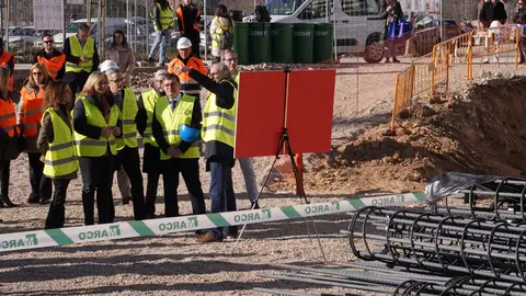 La vicealcaldesa, Inma Sanz, coloca la primera piedra de nueva promoción de viviendas La vicealcaldesa, Inma Sanz, coloca la primera piedra de nueva promoción de viviendas