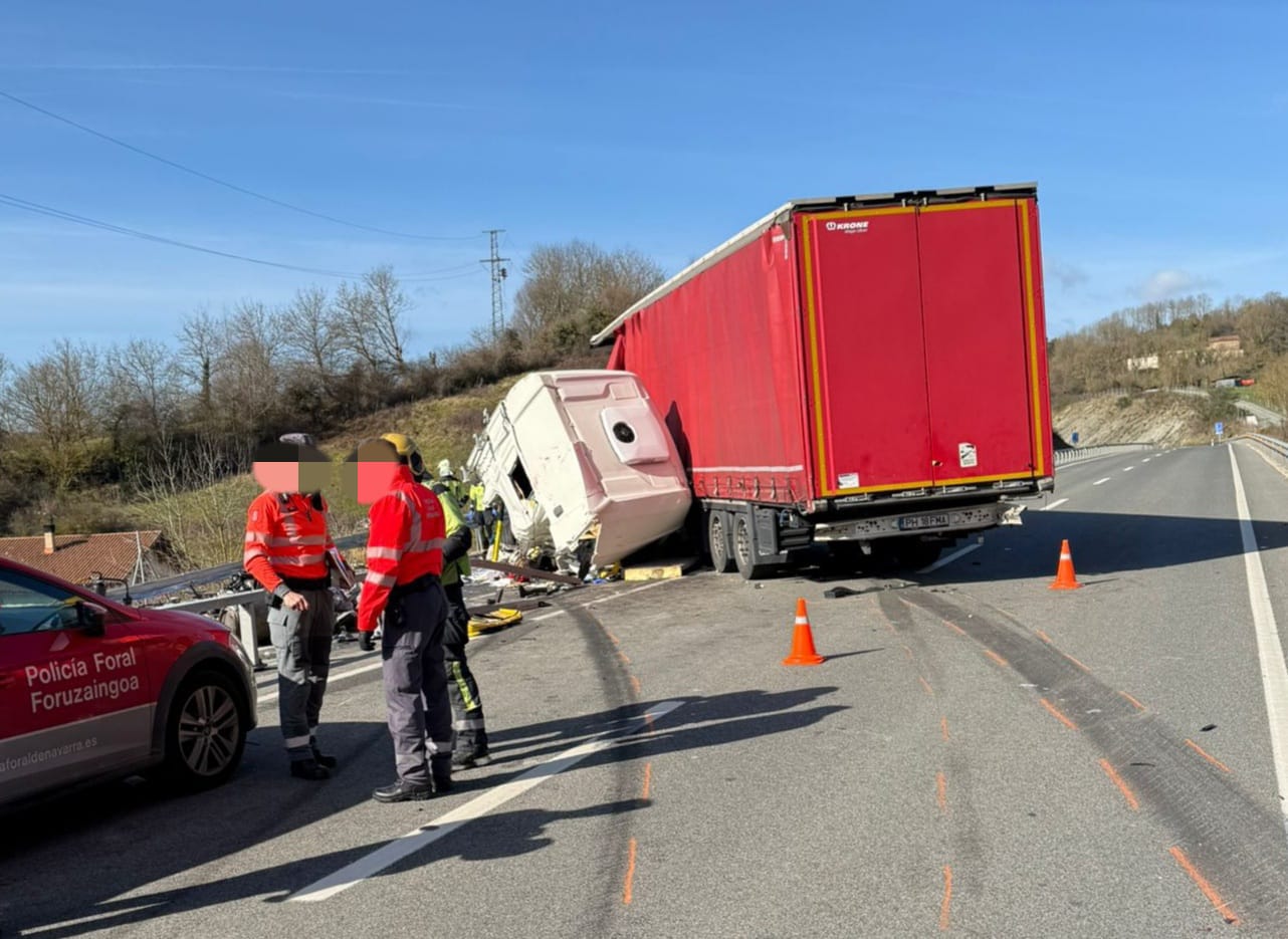 Una colisión frontal entre dos camiones, que deja dos heridos graves, provoca el corte de la carretera N-121 Una colisión frontal entre dos camiones, que deja dos heridos graves, provoca el corte de la carretera N-121