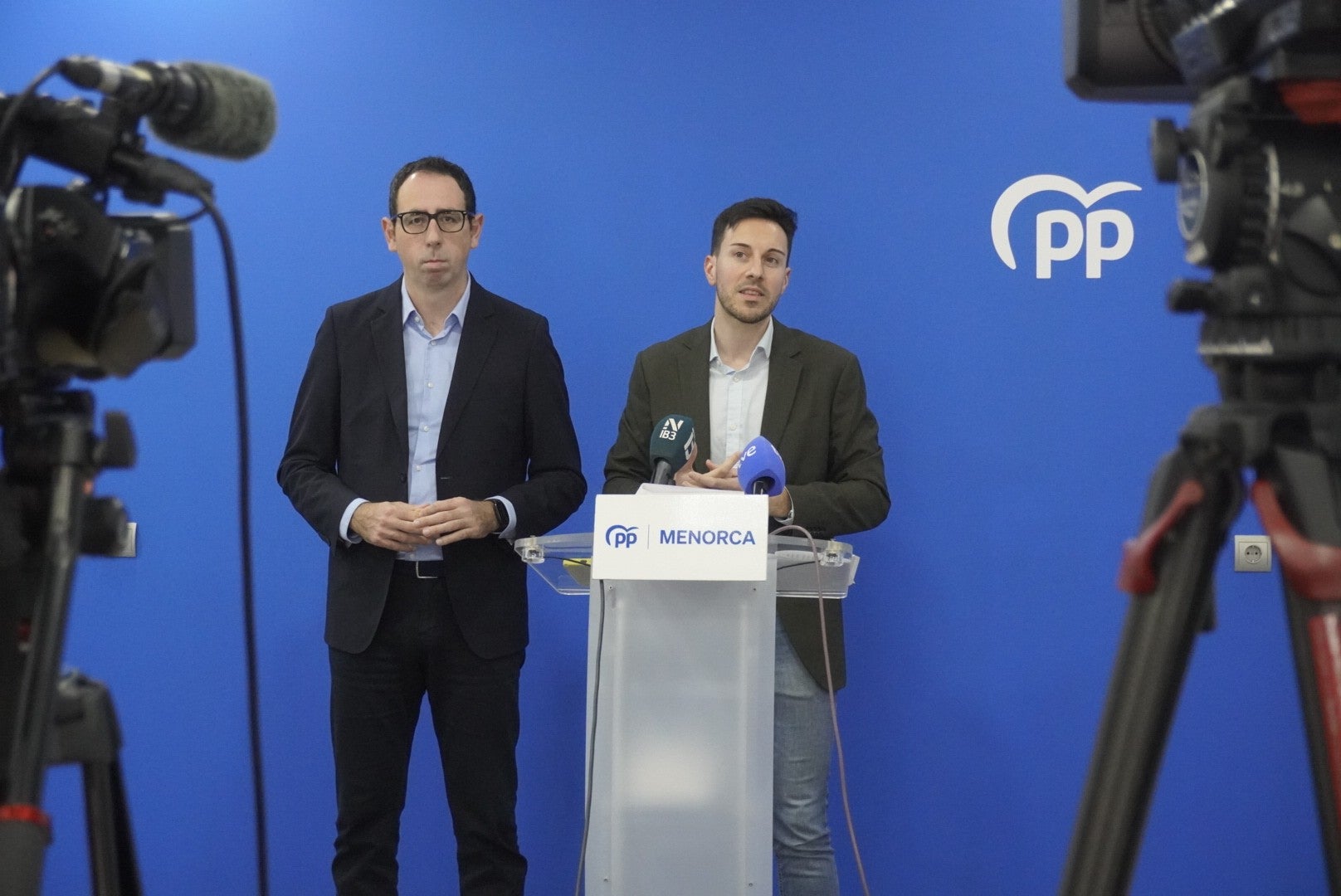 El PP acusa al PSOE de utilizar los alcaldes de Maó y Ciutadella para hacer oposición al Consell El PP acusa al PSOE de utilizar los alcaldes de Maó y Ciutadella para hacer oposición al Consell