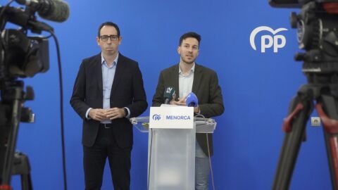 Crist&oacute;bal Marqu&eacute;s y Joan Pons, del PP. 