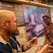 Jorge Egea treballant amb una escultura