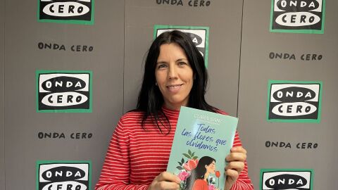 Clara Sanz presentando su primera novela "Todas las flores que olvidamos" Clara Sanz presentando su primera novela "Todas las flores que olvidamos"
