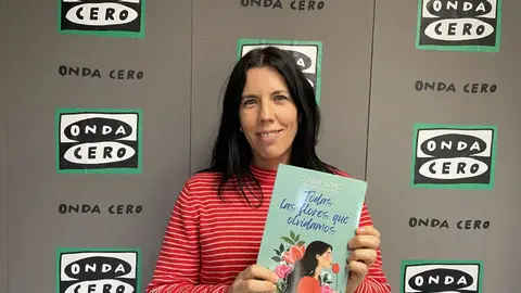 Clara Sanz presentando su primera novela "Todas las flores que olvidamos" Clara Sanz presentando su primera novela "Todas las flores que olvidamos"
