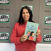 Clara Sanz presentando su primera novela "Todas las flores que olvidamos"