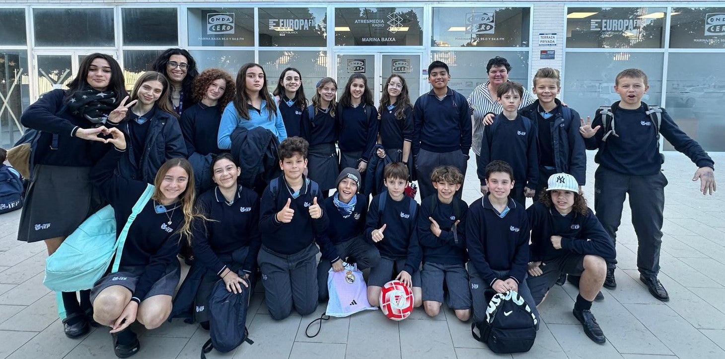 Alumnos del Elian's British School visitan Onda Cero Marina Baixa Alumnos del Elian's British School visitan Onda Cero Marina Baixa