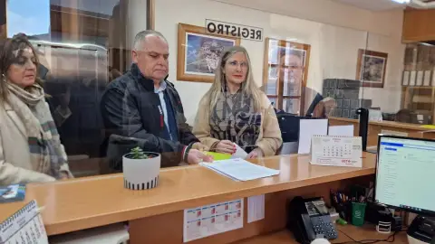 El concejal del PRC Víctor Manuel Reinoso y la edil del PSOE María Jesús García registran en el Ayuntamiento la moción de censura El concejal del PRC Víctor Manuel Reinoso y la edil del PSOE María Jesús García registran en el Ayuntamiento la moción de censura