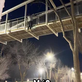 Imagen del joven colgado del puente haciendo dominadas Imagen del joven colgado del puente haciendo dominadas