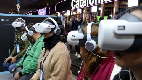 Visitants de l'ISE provant unes ulleres virtuals de l'empresa BLIT